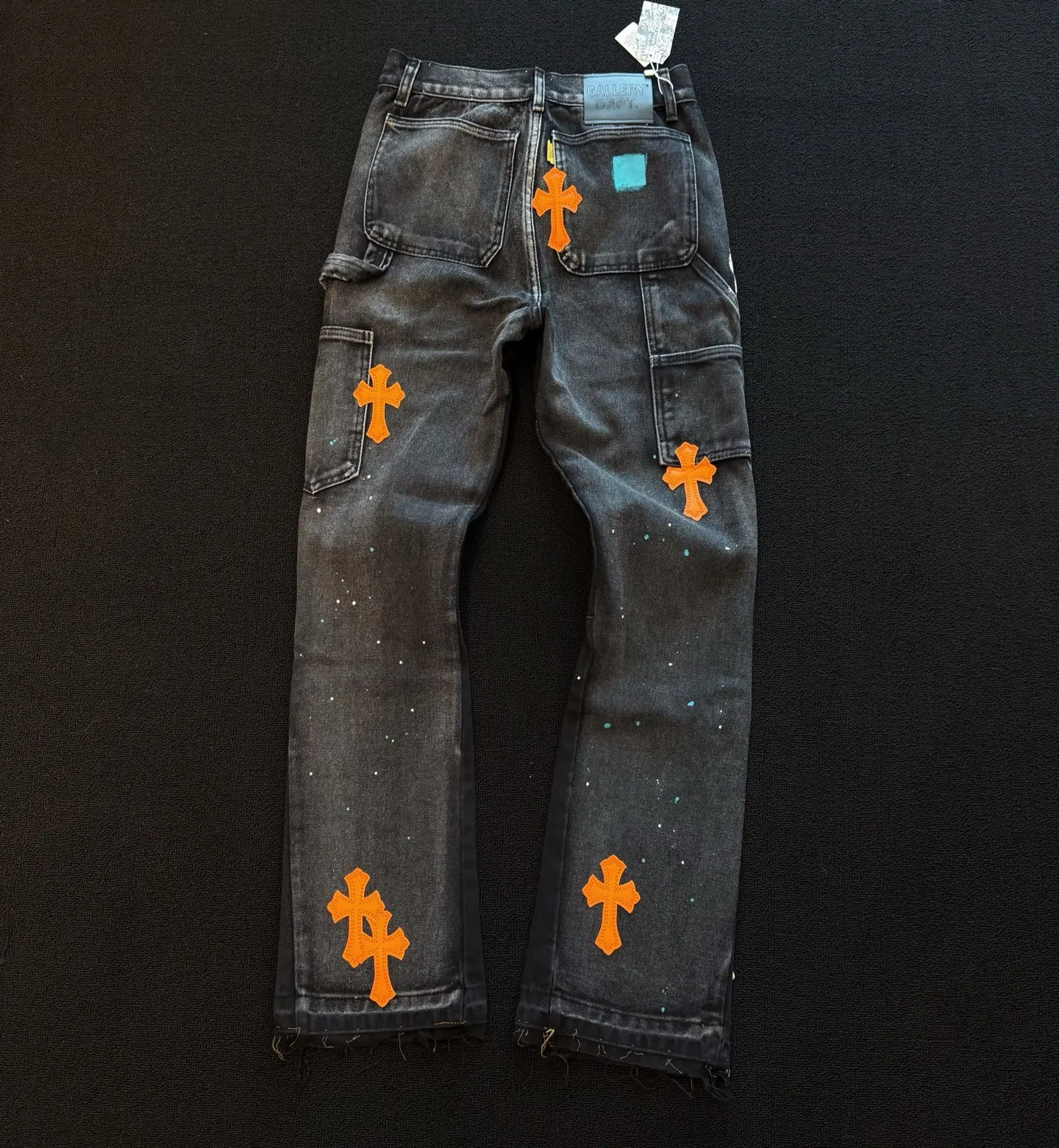 P270 model number: D355 GALLERY DEPT & Chrome hearts co-branded distressed ripped jeans with cross horns. Three-dimensional version. Loose and comfortable, not picky about body shape. Factory-made. Original factory quality control. Same style for men and women. Can be matched with couples. Versatile recommendation. Must-have denim for all seasons. The craftsmanship is made of heavy-duty washed pure cotton denim fabric. After washing, it is soft and thick. It is very stylish when worn on the body. Size: 28, 30, 32, 34, 36 (S-XXL) Color: Splicing Size reference # 28 trouser length 100 waist 72 30 trouser length 102 waist 76 32 trouser length 104 waist 80 34 trouser length 106 waist 84 36 trouser length 108 waist 88